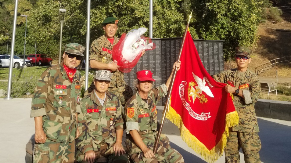  27일 제75주년 9·28 서울 수복 기념 행사를 개최하는 OC해병대전우회 회원들이 최근 풀러턴의 한국전 참전 미군용사 기념비를 찾아가 청소 봉사를 했다. 맨 왼쪽부터 원찬희 이사, 김영철 고문, 이호근 수석부회장, 정재동 회장, 심경오 이사장. [OC해병대전우회 제공]