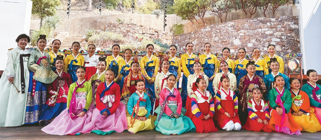 행사 후 무용단원들이 단체 기념 촬영을 하고 있다. [미주한국무용협회 제공]