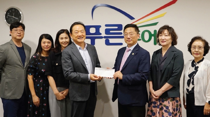 푸른투어가 뉴욕한인회 회비 납부 캠페인에 동참한다며 지난 15일 후원금 2000달러를 전달했다. 푸른투어 문 조 대표(왼쪽 네 번째)는 “뉴욕한인회가 회관 문제로 재정적 어려움을 겪는다는 소식을 들었다”며 “앞으로도 꾸준히 지원을 아끼지 않겠다”고 강조했다.  [뉴욕한인회]
