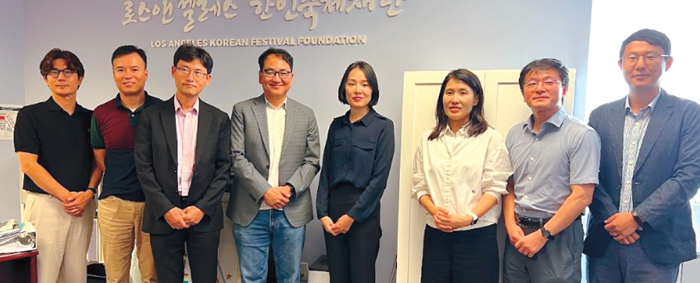 알렉스 차(왼쪽에서 네 번째) LA한인축제재단 회장과 한국 7개 지자체 LA 사무소 소장들. [LA한인축제재단 제공]