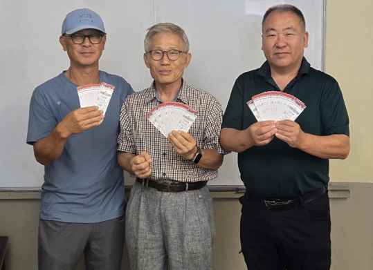 OC한미시니어센터 관계자들이 내일부터 배포할 에인절스 경기 입장권을 보여주고 있다. [센터 제공]