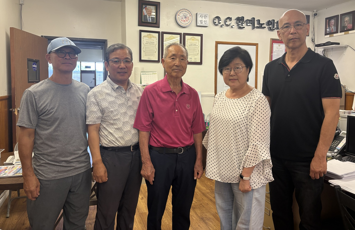 내달 3일 추석 잔치 개최를 준비 중인 OC한미시니어센터 관계자들이 함께 자리했다. 가운데가 김가등 회장, 맨 오른쪽이 피터 이 사무국장.