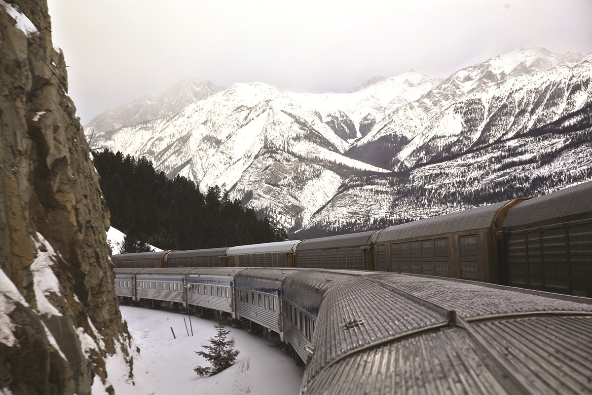 눈 덮인 록키 산맥 위를 달리는 설국열차.