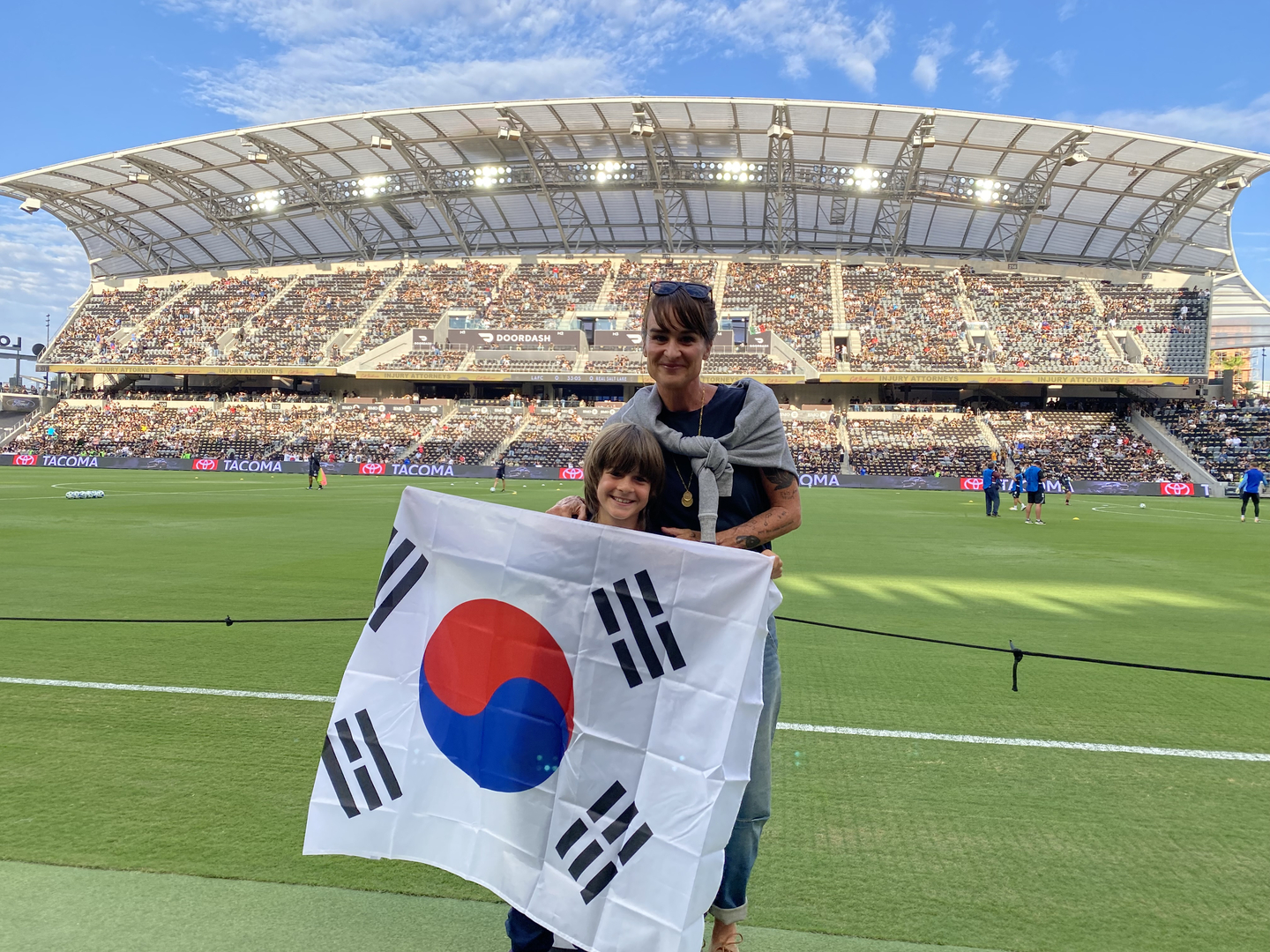 BMO 스타디움에는 손흥민 선수를 응원하기 위해 한인뿐 아니라 외국인 팬들도 태극기를 들고 왔다. 