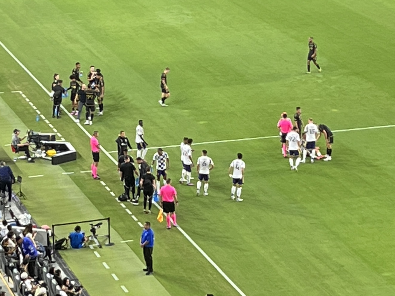 LAFC와 레알 솔트레이크 양측의 계속되는 강한 압박과 태클로 경기가 잠시 중단됐다. 