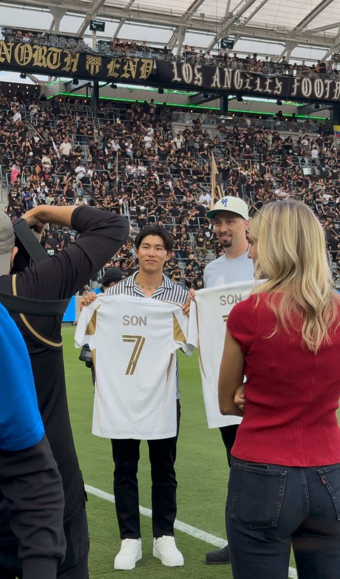 이날 LA 다저스의 김혜성과 블레이크 스넬이 LAFC와 손흥민 선수 응원을 위해 BMO 스타디움을 찾았다. 