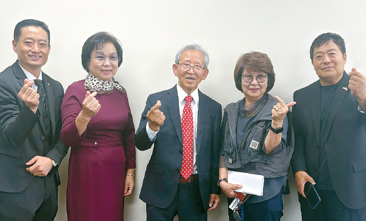 지난 22일 본지를 방문한 미주 박정희대통령 기념사업회. 왼쪽부터 맥스 이 사무총장, 루시아 정 부회장, 이재권 회장, 장선이·션 정 부회장.