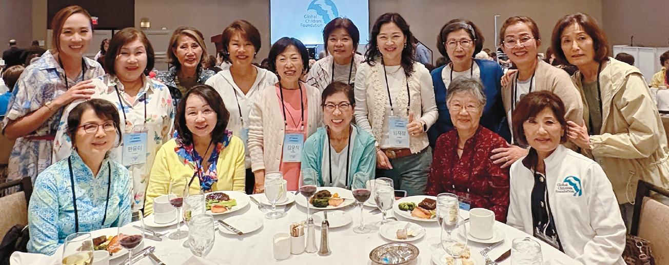 글로벌어린이재단의 제27회 정기총회가 지난 12~14일 버지니아에서 열렸다. 뒷줄 왼쪽 다섯 번째 김오식 샌디에이고지부회장, 한 사람 건너 임재정 부회장, 앞줄 왼쪽 첫 번째 김선희 회계, 다섯 번째 김정아 서부지역 회장. [글로벌어린이재단 제공]