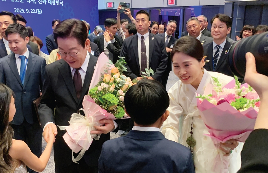이재명 대한민국 대통령(왼쪽)과 김혜경 여사가 22일 맨해튼 지그펠트 볼룸에서 열린 ‘뉴욕 동포간담회’에서 화동들의 꽃다발을 받고 있다.