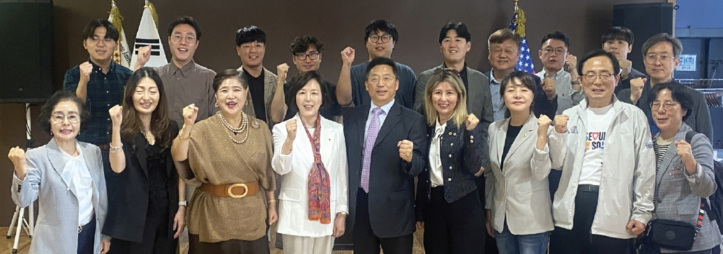서울시의회 문화체육관광위원회 소속 시의원 4명과 서울시 산하 문화체육관광기관 실무팀 11명 등 총 15명의 방문단이 지난 18일 뉴욕한인회관을 방문했다. 이명석 뉴욕한인회장은 “서울과 뉴욕이 문화, 체육, 관광 분야에서 더욱 협력할 수 있도록 뉴욕한인회가 중간 역할을 하겠다”고 밝혔다.  [뉴욕한인회]