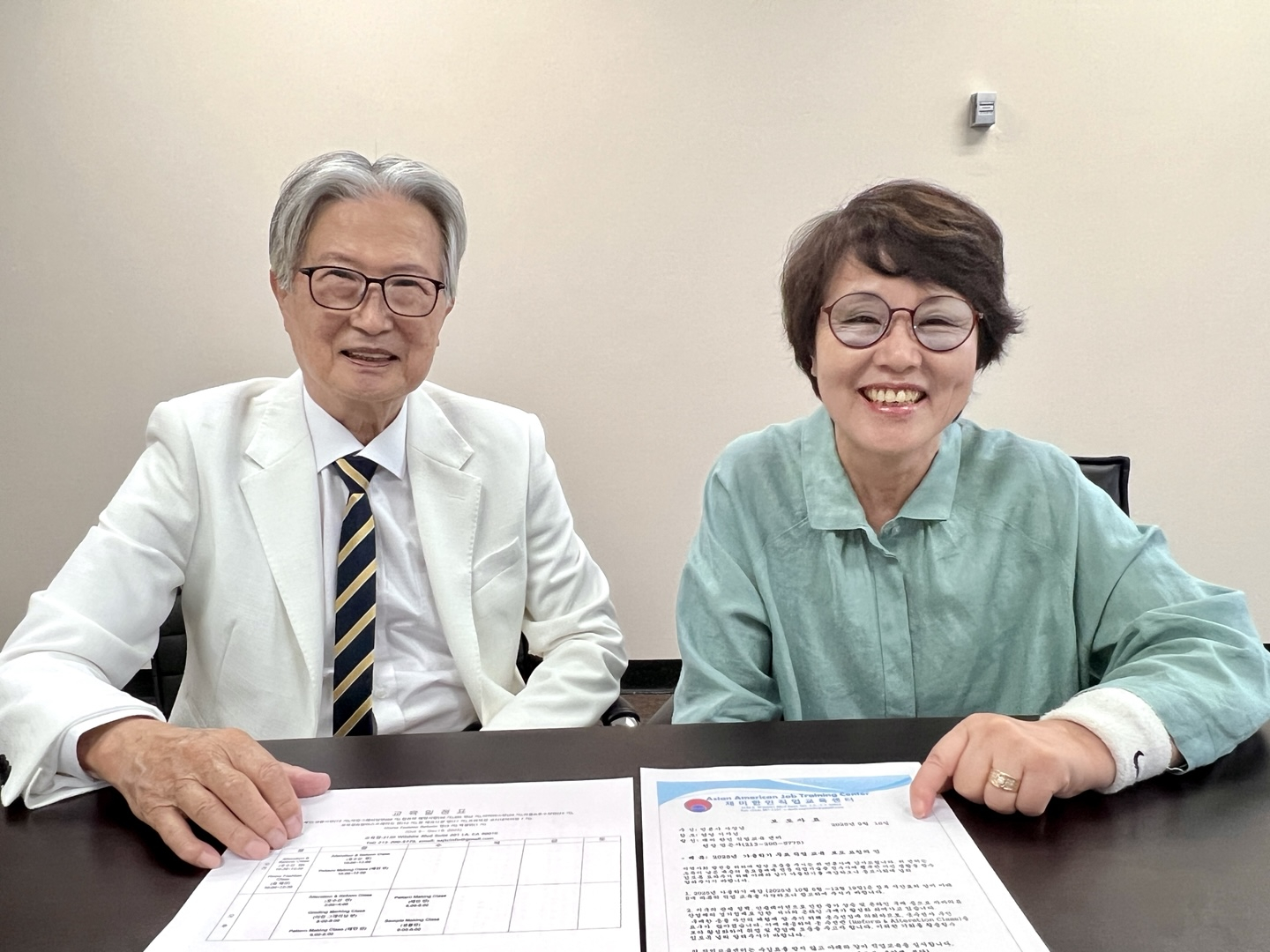 재미한인직업교육센터 김홍래 이사장과 엄은자 원장이 가을학기 무료 직업교육 프로그램을 소개하고 있다.