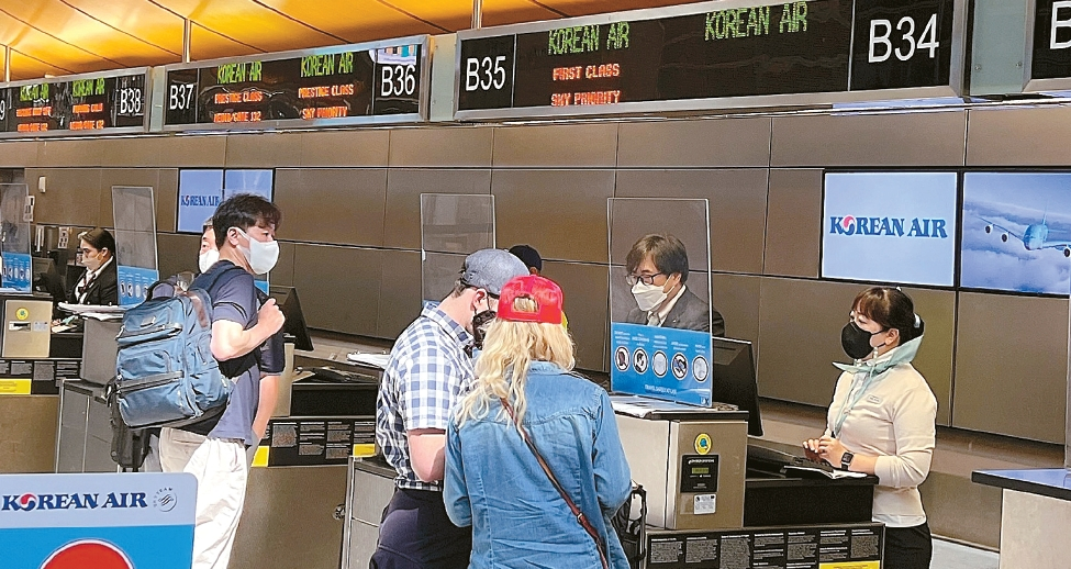LA국제공항 대한항공 카운터에서 승객들이 탑승 수속을 하고 있다. [중앙포토]