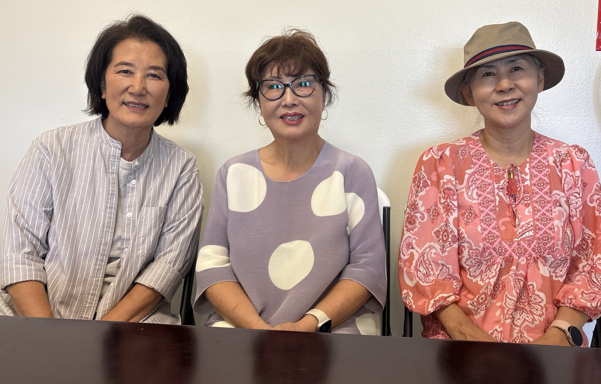 미술 동호회 프렌즈 파인 아트가 회원을 모집하고 있다. 왼쪽부터 차례로 헬렌 황 전 회장, 제시카 이 회장, 제인 최 총무.