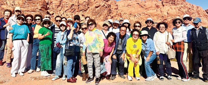 ‘가을맞이 시니어 효도관광’에 참가한 40여 명의 시니어들이 기념 촬영을 하고 있다. [LA노인회 제공]