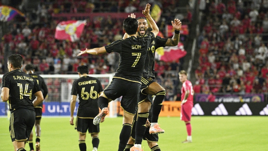 LAFC 손흥민과 드니 부앙가가 세인트루이스 원정경기에서 환상적인 호흡을 과시했다. 손흥민은 전반 추가시간과 후반 15분 연속골을 터트렸고, 부앙가는 전반 15분 결승골을 기록하며 3-0 완승을 합작했다. 최근 6경기에서 두 선수는 무려 17골을 합작하며 MLS 역대 최강 듀오로 기록을 새로 썼다. 〉〉관계기사 스포츠 [로이터]