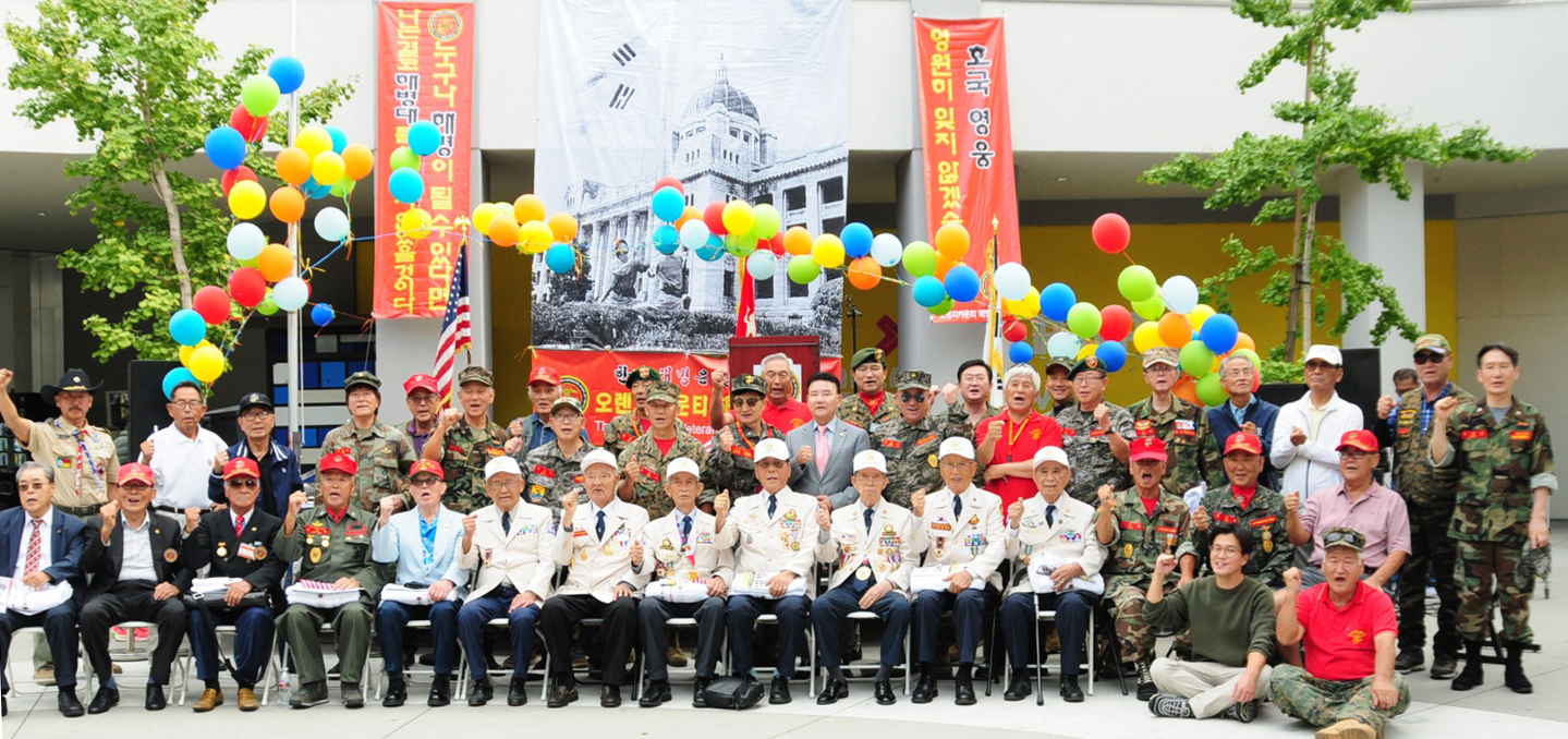 서울 수복 기념행사 직후 OC해병대전우회 관계자들이 주요 초청 인사 등과 함께 해병대 구호를 외치고 있다. [전우회 제공]