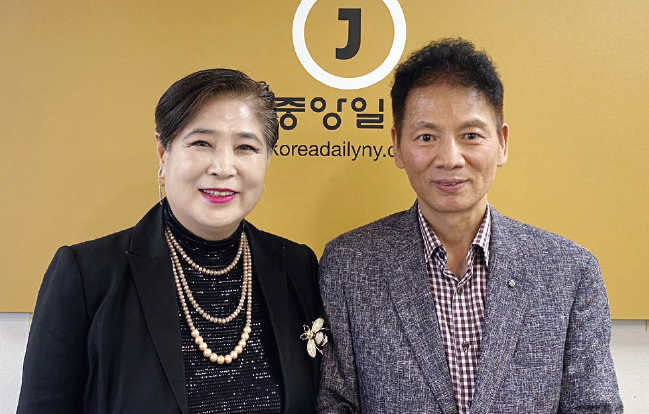 내달 뉴저지에서 열리는 강동윤 작가의 전시 ‘고향(Nostalgia)’ 홍보차 29일 뉴욕중앙일보를 방문한 최미경 ‘K-가디언스’ 대표(왼쪽)와 강동윤 작가.