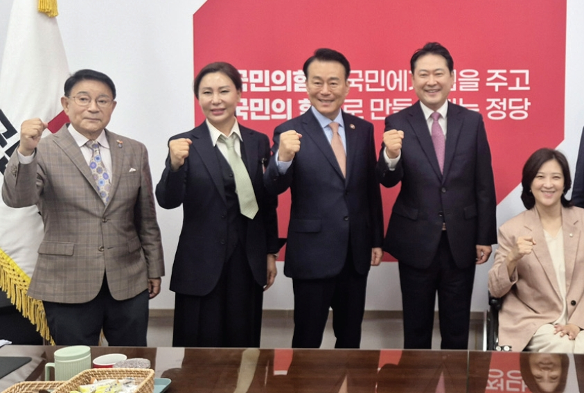 공공외교 사례 발표를 위해 한국을 방문 중인 김민선 세계한인총연합회 부회장이 장동혁 국민의힘 당대표와 김석기 국회 외통위원장을 만났다. 김 부회장은 국회에 계류 중인 이중국적·선천적 복수국적·재외동포 선거제도 개선안에 대한 협조를 요청했다. 함께한 의원들은 한국인 취업비자 법안이 미 연방의회에 발의된 데 대해 감사를 표했다.  [리즈마재단]