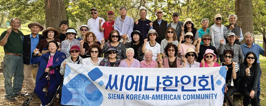 롱아일랜드 스미스타운의 시니어 주거단지 시에나빌리지 한인회가 선킨메도파크에서 첫 야유회를 열고 회원 간 친목을 다졌다. 시에나빌리지에는 약 300가구 중 70가구 이상이 한인으로, 지난해 10월 공식적으로 한인회를 발족했다. 매주 토요일 정기 모임과 명절 나눔 등을 이어온 한인회는 이번 야유회를 통해 더욱 끈끈한 공동체 정신을 확인했다.  [시에나빌리지 한인회]