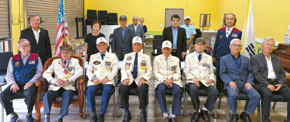 재향군인회 샌디에이고분회가 제75주년 9.28 서울 수복 기념행사를 개최했다. 앞줄 왼쪽부터 송민섭 노인회 전 회장, 지춘학·조주호·조정섭·박준희·조항운 참전용사, 임천빈 한인회 명예회장, 한청일 노인회장, 뒷줄 맨왼쪽은 백황기 재향군인회 샌디에이고 분회장, 뒷줄 오른쪽 끝은 장영길 재향군인회 이사.