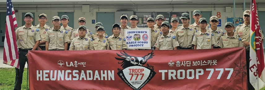 보이스 스카우트 트룹 777이 LA 3가 초등학교에서 벤치 제작 및 정비 자원봉사를 했다. 봉사 후 스카운트 대원들이 기념 촬영을 했다. [트룹 777 제공]