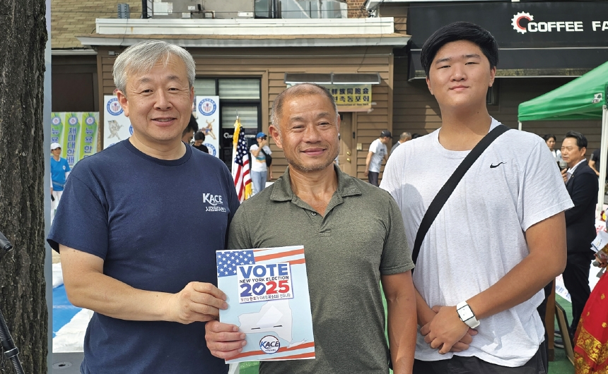 시민참여센터(KACE)는 2025년 본선거를 앞두고 한인 유권자들에게 뉴욕과 한인 밀집 지역 후보들을 소개하는 선거 안내책자를 제작·배포하고 있다. 지난달 28일 뉴욕한인 씨름협회 행사 현장에서 존 리우 뉴욕주 상원의원이 함께 참여해 책자를 나눠주며 투표 참여를 독려했다.  [시민참여센터]
