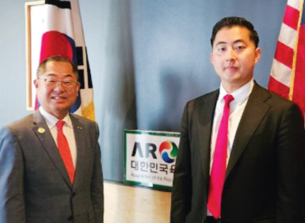 최만규 회장과 심인성(오른쪽) 이사. [대한민국 육군협회 제공]