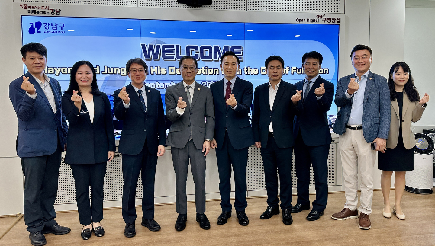 강남구청을 방문한 풀러턴 시 대표단이 구청 관계자들과 함께 자리했다. 맨 왼쪽이 오세진 경제고문, 오른쪽으로 한 사람 건너 박윤재 투자자문위원회 커미셔너, 프레드 정 시장, 조성명 강남구청장. [풀러턴 시장실 제공]