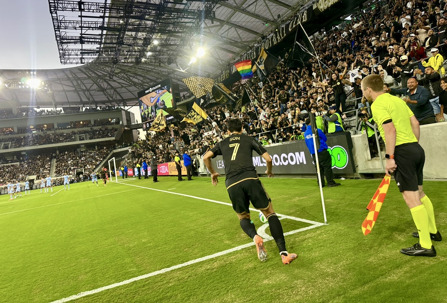 전반 27분, 손흥민이 계속해서 코너킥 키커로 나서고 있다.