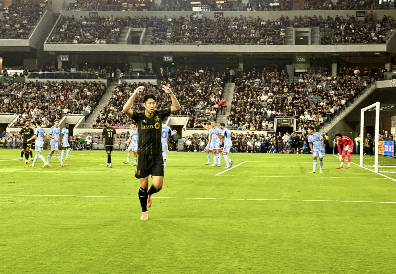 팬들의 함성을 이끌어내며 분위기를 끌어올리고 있는 손흥민의 모습.