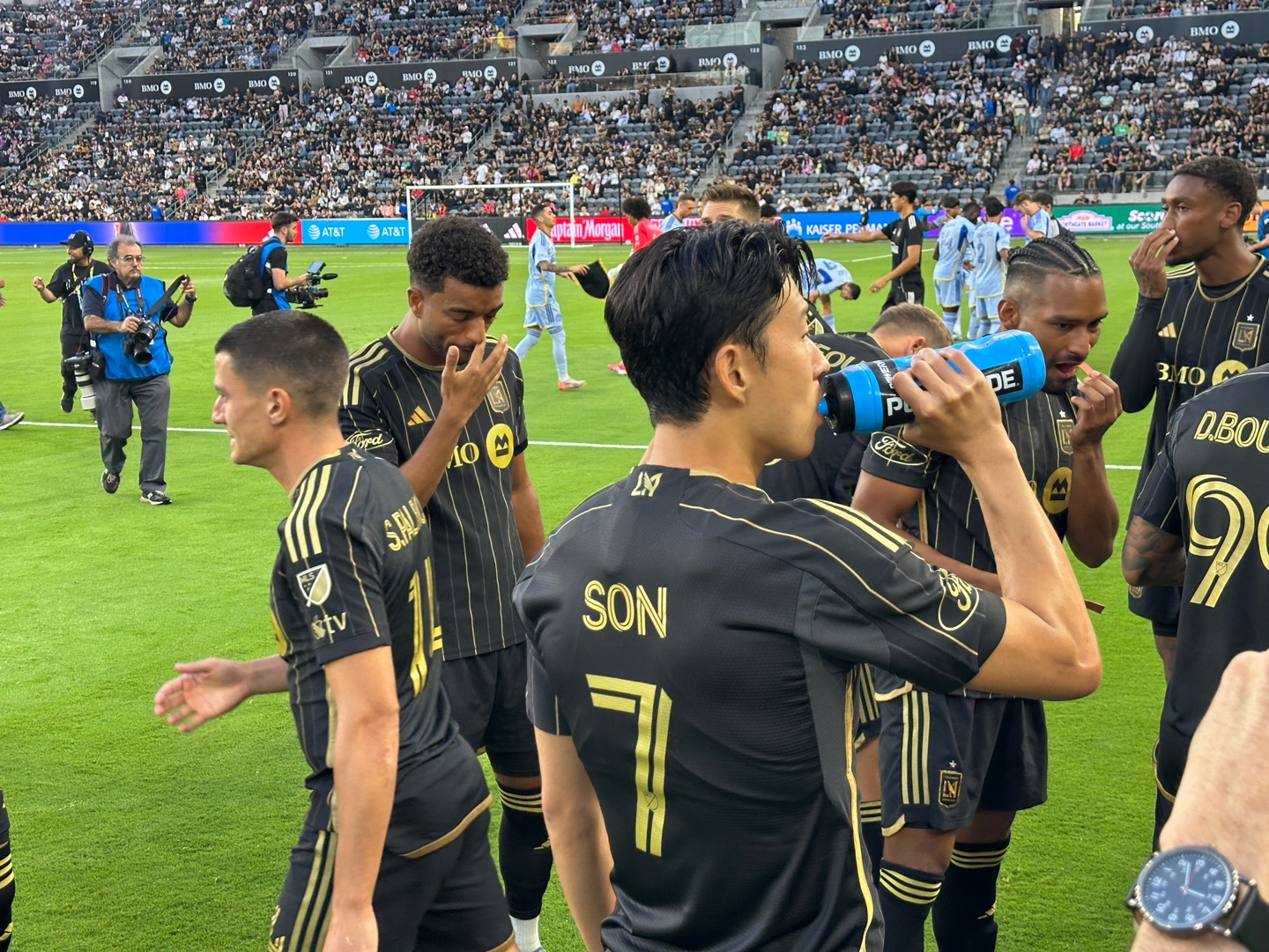 손흥민이 본격적인 골사냥에 앞서 물을 마시고 있다.