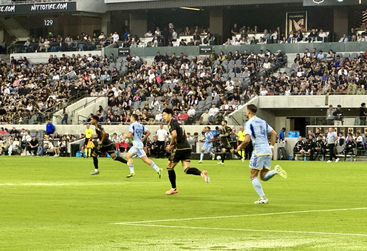 휘슬이 울리자 손흥민이 달린다. 그라운드를 가르며 본격적인 ‘골 사냥’에 돌입했다. 손흥민은 전반 11분, 날카로운 돌파 끝에 프리킥을 얻어냈다.