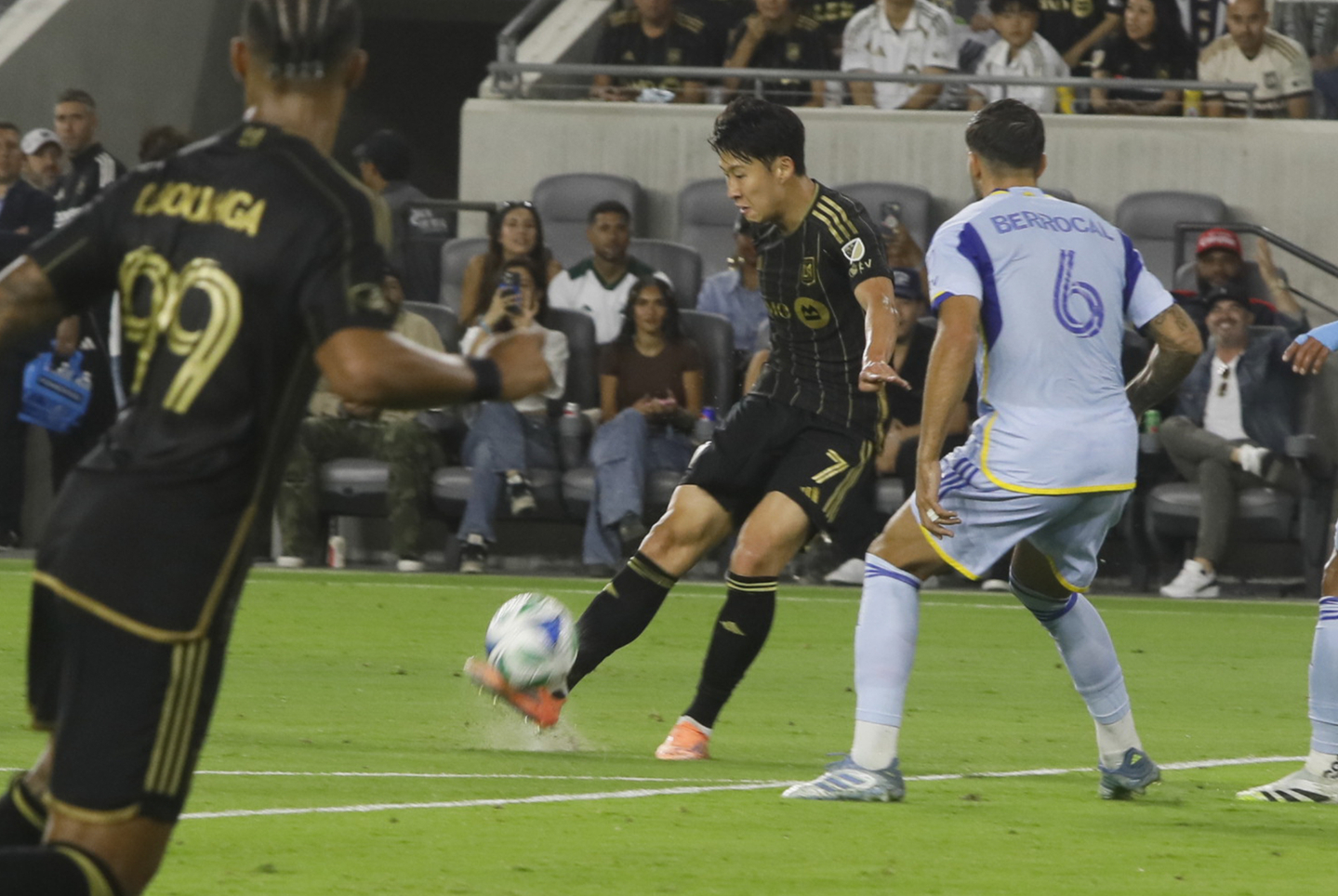 전반 63분, 손흥민이 골을 넣기 위해 혼신의 힘을 다해 뛰고 있다.