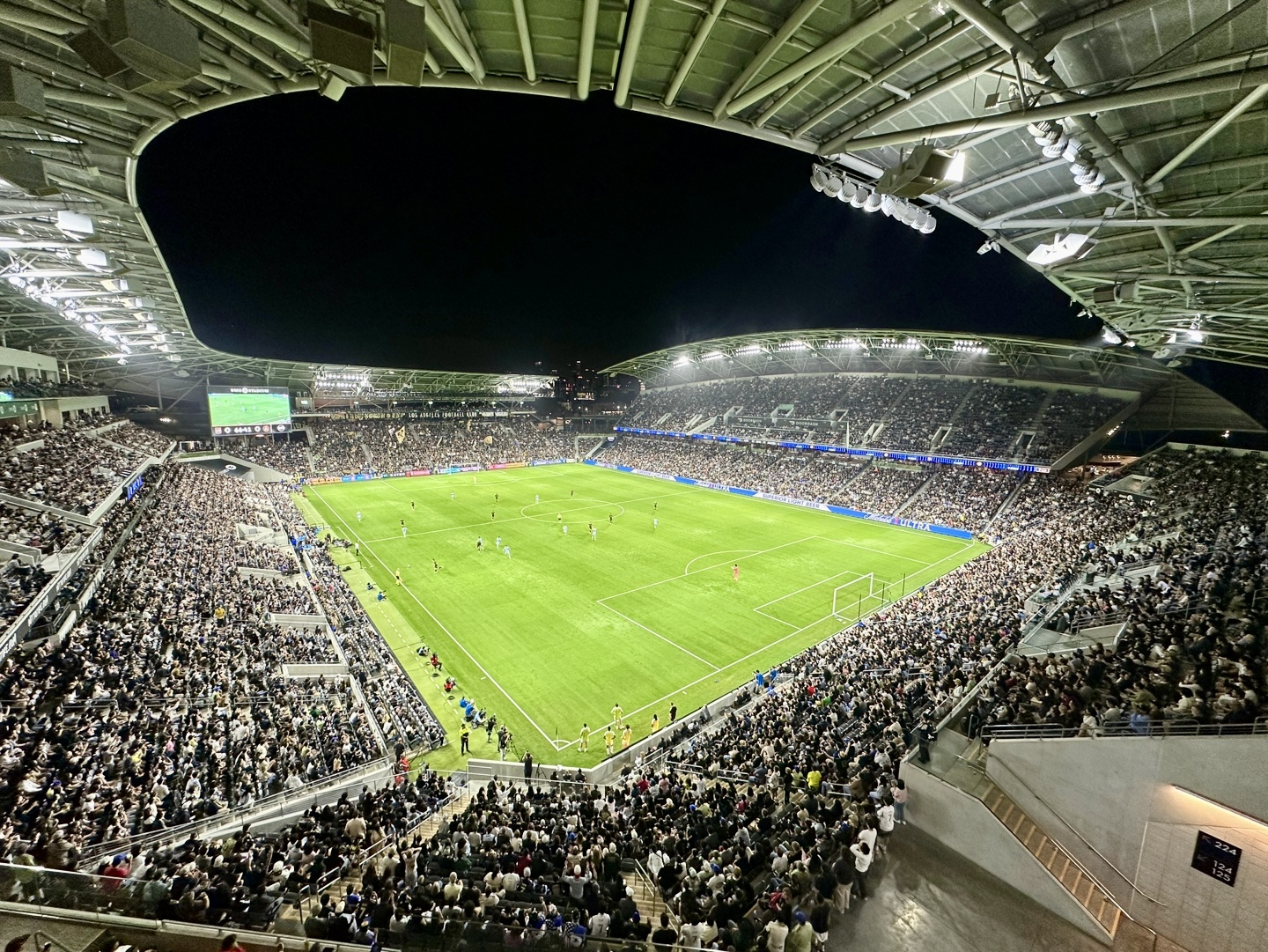 LAFC와 애틀랜타 유나이티드의 경기가 후반 72분을 넘어서고 있다. 양 팀은 여전히 0-0의 균형을 이어가고 있다. 관중들로 빼곡한 BMO 스타디움의 열기가 뜨겁다.