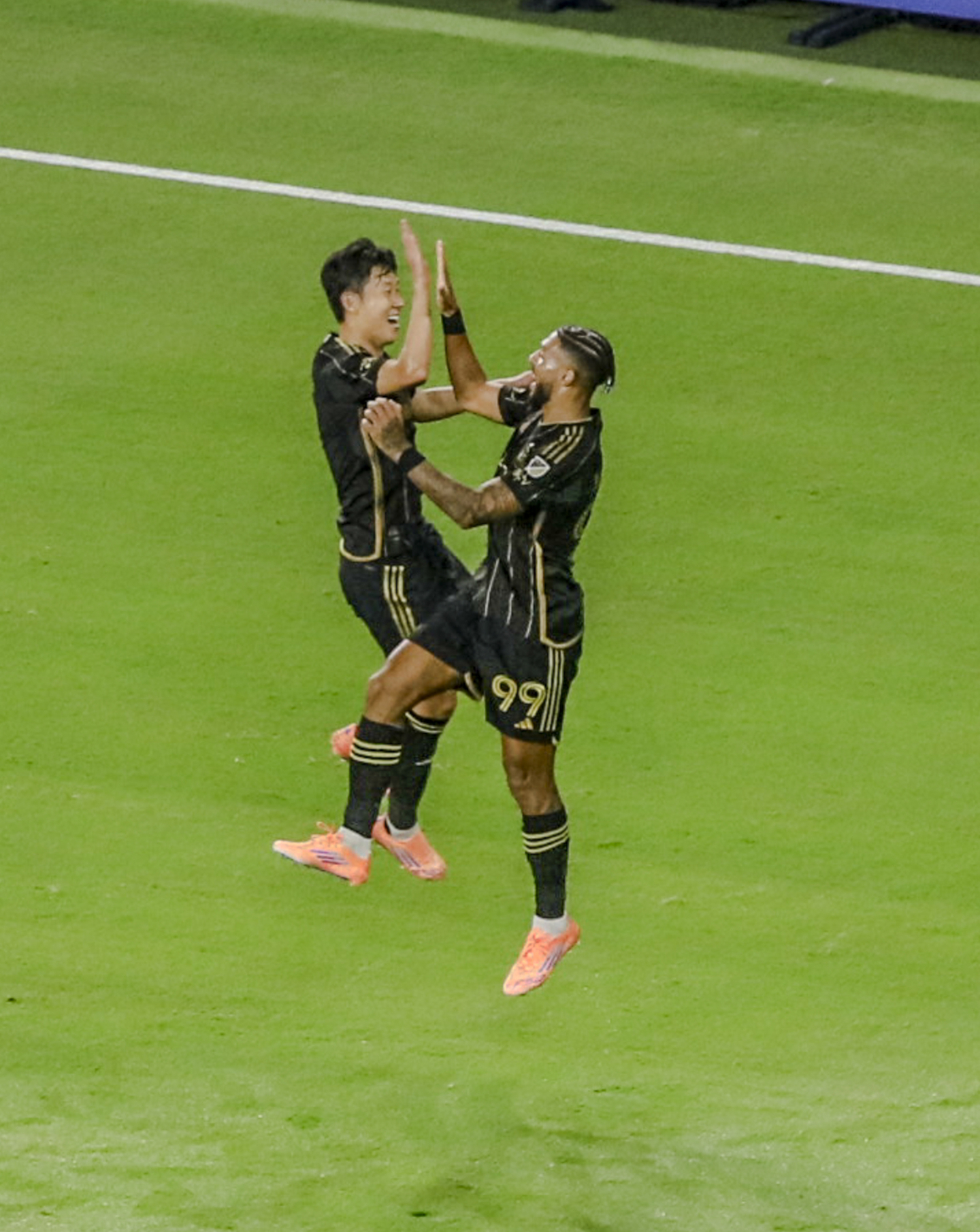 후반 85분, 드니 부앙가가 드디어 첫골을 기록하면서 LAFC가 1:0으로 앞서나가고 있다. 골을 넣은 부앙가에게 손흥민이 가서 축하해주고 있다.