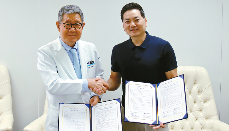 로버트 안(오른쪽) LA한인회장이 지난 6월 9일 차병원 여성의학연구소 서울역 센터 측과 MOU를 체결했다. [LA한인회 제공]