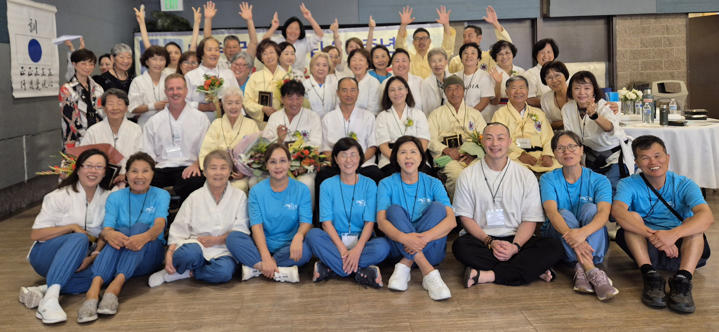 미주 국선도 창립 30주년 행사 참석자들이 한자리에 모였다. 앞에서 두 번째 줄 왼쪽에서 네 번째가 김창옥 도선, 그 오른쪽이 진목 선사. [미주 국선도 제공] 