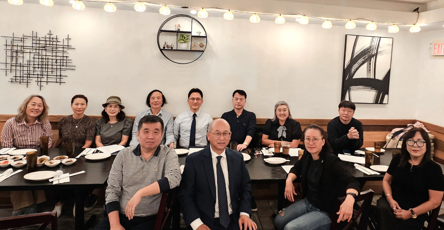 재미부동산협회(회장 제이 윤)는 오는 8일 퀸즈 하크네시아교회에서 열리는 '2025 부동산 마켓 전망 토론회 및 네트워킹' 행사를 앞두고 지난 3일 임원회의를 열고 준비상황을 최종 점검했다. 제이 윤 회장은 “이번 토론회는 협회원뿐 아니라 일반 참석자들에게도 매우 유익한 기회가 될 것”이라며 적극적인 참여를 요청했다. [재미부동산협회]