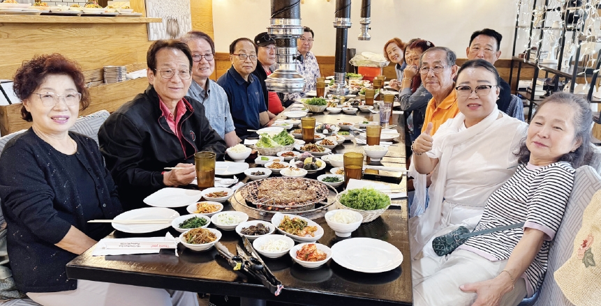 뉴욕구국동지회(회장 마영애)는 지난 6일 퀸즈 노던 바베큐 식당에서 임원 모임을 가졌다. 이날 임원들은 대한민국 현 정부의 법치가 유린되는 사태에 대해 논의하고, 뉴욕 언론사에 광고 게재를 통해 항의하기로 결정했다. 또한 회원 전체가 오는 10월 중순 업스테이트로 단풍놀이를 함께 떠나기로 의결했다.  [뉴욕구국동지회]