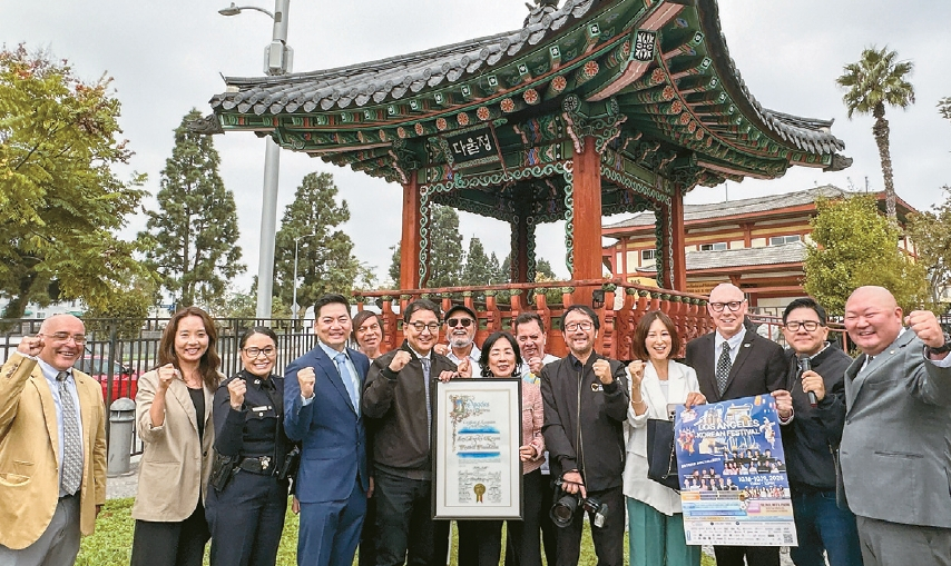 LA한인축제 관계자들이 52회 한인축제 개막 선포를 했다. 김상진 기자