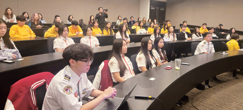 지난 4일 화랑청소년재단 내셔널 미팅에 참여한 청소년 리더들이 온라인 회의를 통해 각 지역 활동을 공유하고 있다. [화랑청소년재단 제공]