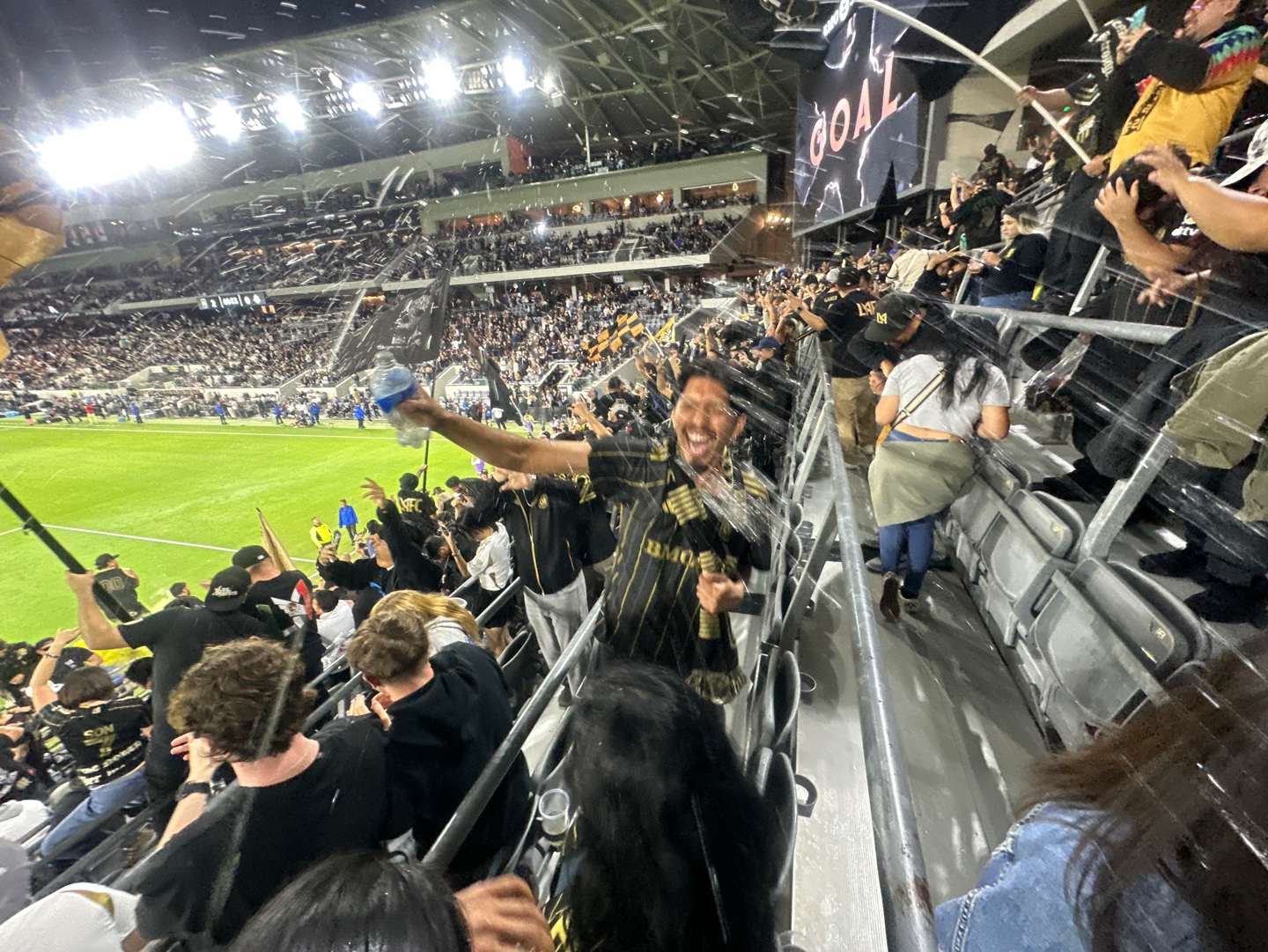 후반 69분, 프랭키 아마야가 추가골을 넣자 LAFC 응원단이 환호하고 있다. 김상진 기자 