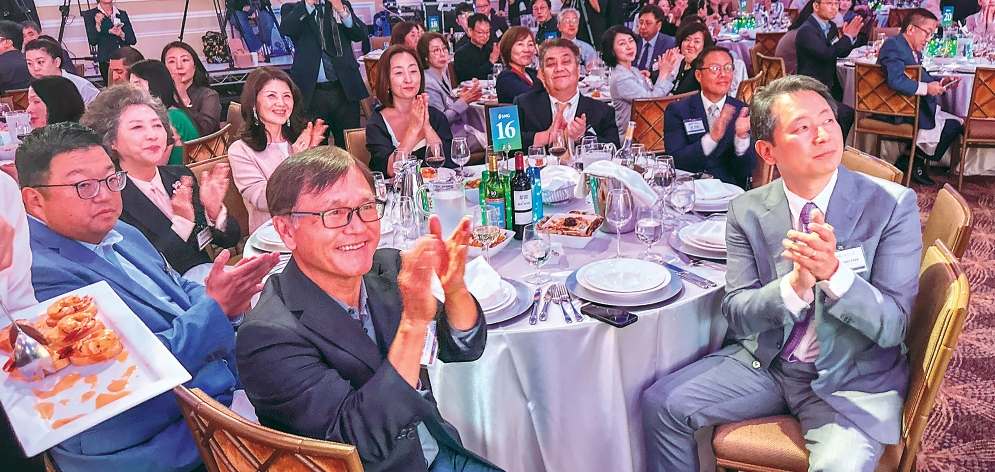 지난 9일 테글리언컴플렉스에서 열린 서울메디칼그룹과 한미메디컬그룹 통합 킥오프 행사에서 리처드 박(오른쪽) 회장과 한승수(왼쪽) 박사가 통합을 축하하고 있다. 김상진 기자
