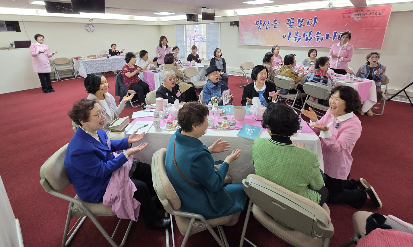 '시어머니·장모학교'는 지난 9일부터 11일까지 뉴저지주 티넥에 있는 에버그린침례교회에서 시어머니 또는 장모로서의 역할을 배우고 익히는 제1기 시·장학교를 열었다. [시어머니·장모학교]