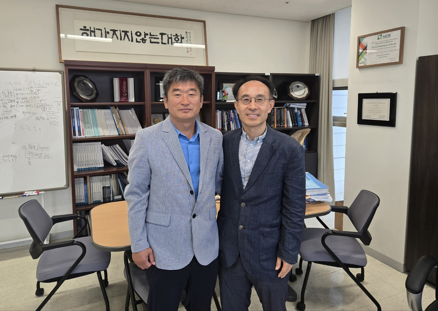 한국외대 G-CEO 뉴욕총원우회 이시화 회장(왼쪽)은 지난 2일 오는 12월 11일에 개최될 '총원우회의 밤' 장학금 전달식 등을 설명하고, 총원우회의 발전에 대해 본교의 지원에 감사하기 위해 한국외대 경영대학원(원장 남기석)을 방문했다. [한국외대 뉴욕총원우회]