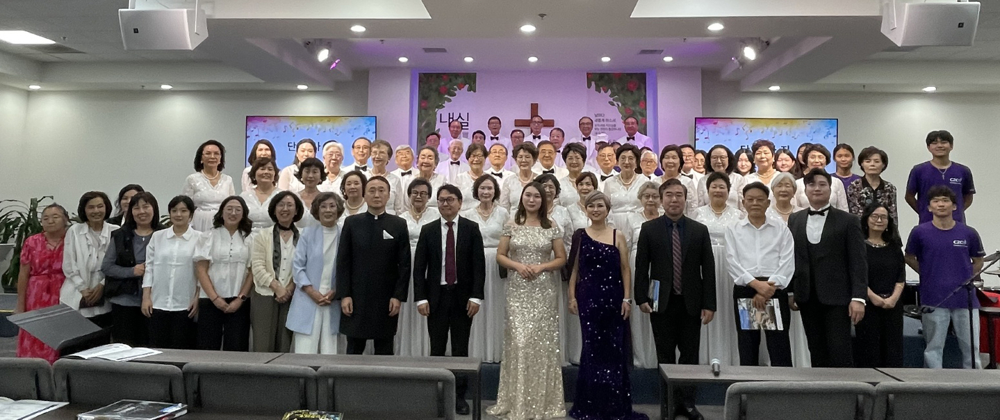 세계기독교어머니기도회(대표 이선자 목사, 이하 기도회) 개최로 지난 11일 부에나파크 교회에서 열린 미자립목회자 자녀 후원을 위한 음악회가 성황을 이뤘다. 음악회엔 소프라노 김시연, 소프라노 클라라 신, 테너 오위영, 테너 최원현씨, OC장로성가단, 아리랑 합창단, 여섯 줄 사랑 기타 앙상블 등이 출연했다. 어머니기도회 관련 문의는 전화(714-220-7660)로 하면 된다. 음악회 직후 출연진이 한자리에 모였다. [어머니기도회 제공] 