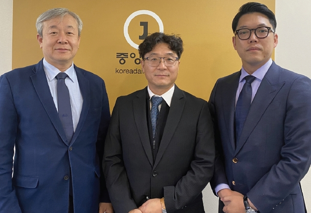 14일 ‘2025 시민참여센터(KACE) 갈라’ 행사 홍보를 위해 뉴욕중앙일보를 방문한 KACE 김동찬 대표(왼쪽부터)와 공동준비위원 박제진 변호사, 육주선 변호사.