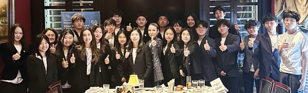 쇼미유어하트재단 유스카운슬은 지난 12일 뉴저지 파라무스에 위치한 캐피탈그릴에서 소더비 인터내셔널 리얼티의 찰리 오플러 회장을 초청해 특별 간담회를 개최했다. 이번 간담회는 청소년들이 실제 비즈니스 리더로부터 경험과 조언을 직접 들을 수 있는 뜻깊은 자리였다. 오플러 회장은 신뢰와 바른 선택이 성공의 핵심임을 강조했다.  [쇼미유어하트재단]