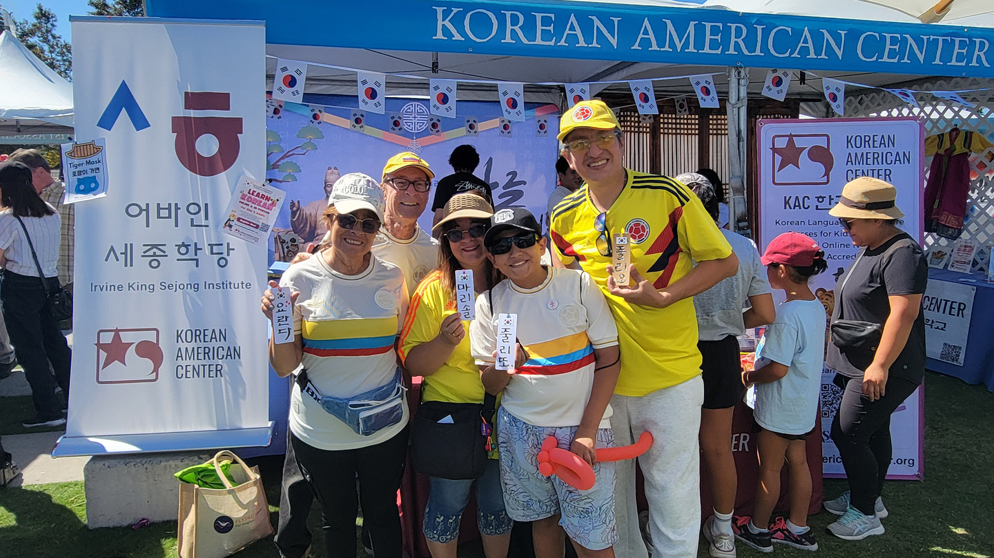 한미문화센터, 어바인 세종학당의 부스를 방문한 타인종 방문객들이 한글 이름이 적힌 책갈피를 보여주고 있다. [한미문화센터 제공]