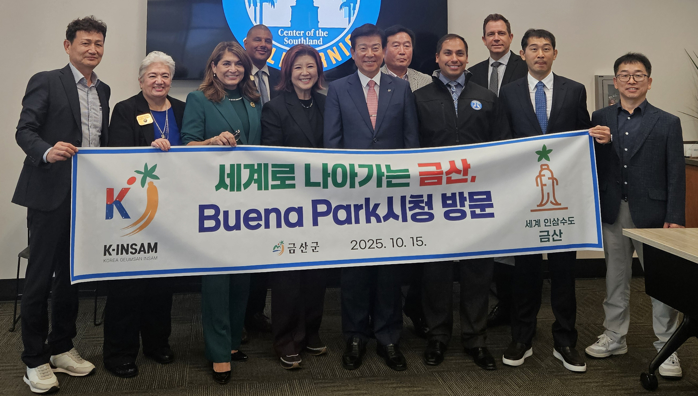 부에나파크와 금산군 관계자들이 함께 자리했다. 앞줄 왼쪽에서 네 번째가 조이스 안 시장, 조 시장 오른쪽이 박범인 군수, 왼쪽은 섀런 쿼크-실바 가주하원의원. [폴 최 충남 명예 홍보대사 제공] 